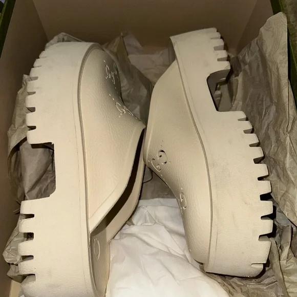 Gucci Cream Slide Sandals - Picture 4 of 7